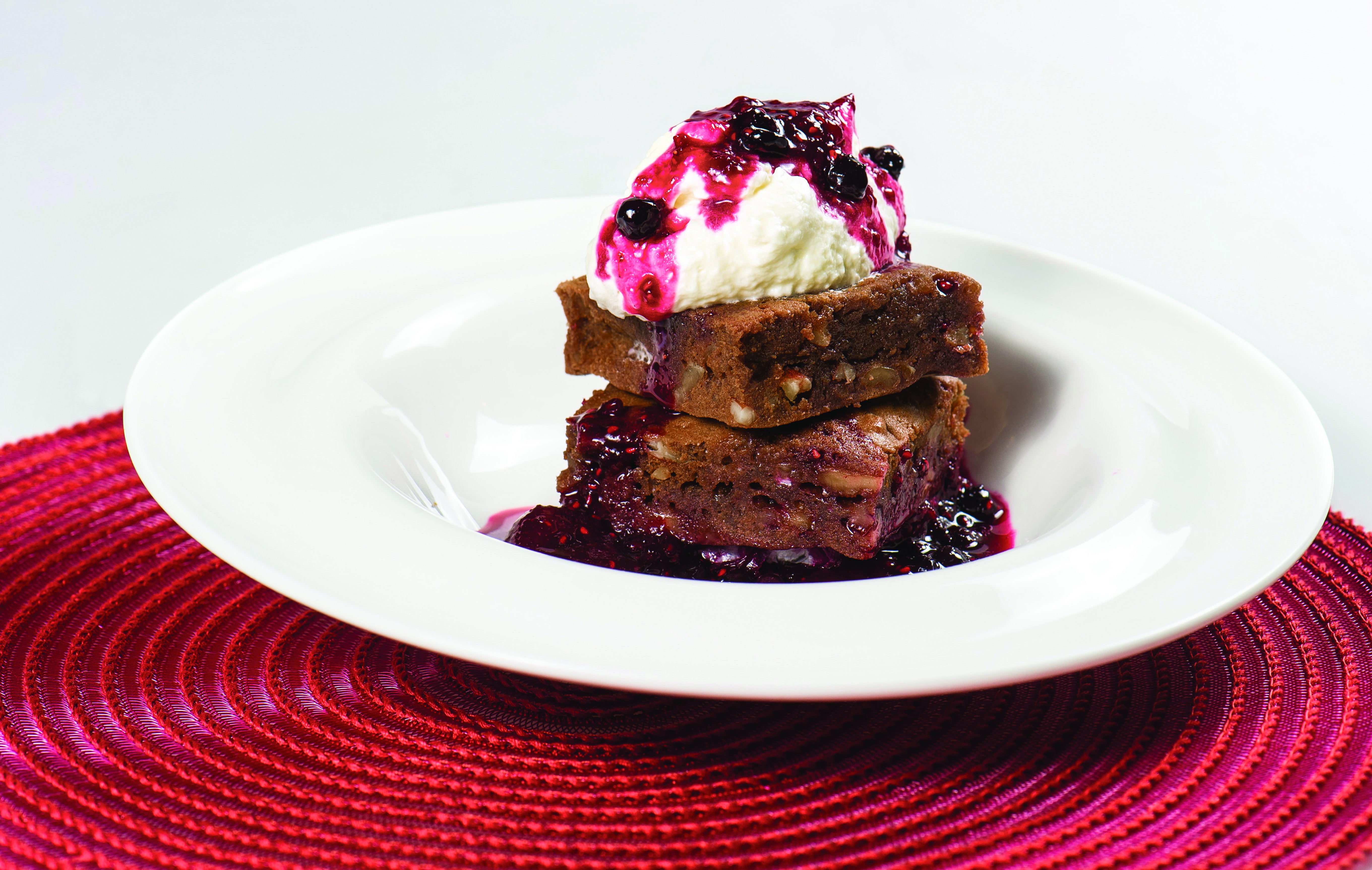 Brownie con Helado y Salsa de Frutos rojos | Recetas Nestlé